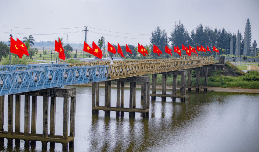 Hien-Luong-Bridge-Ben-Hai-River